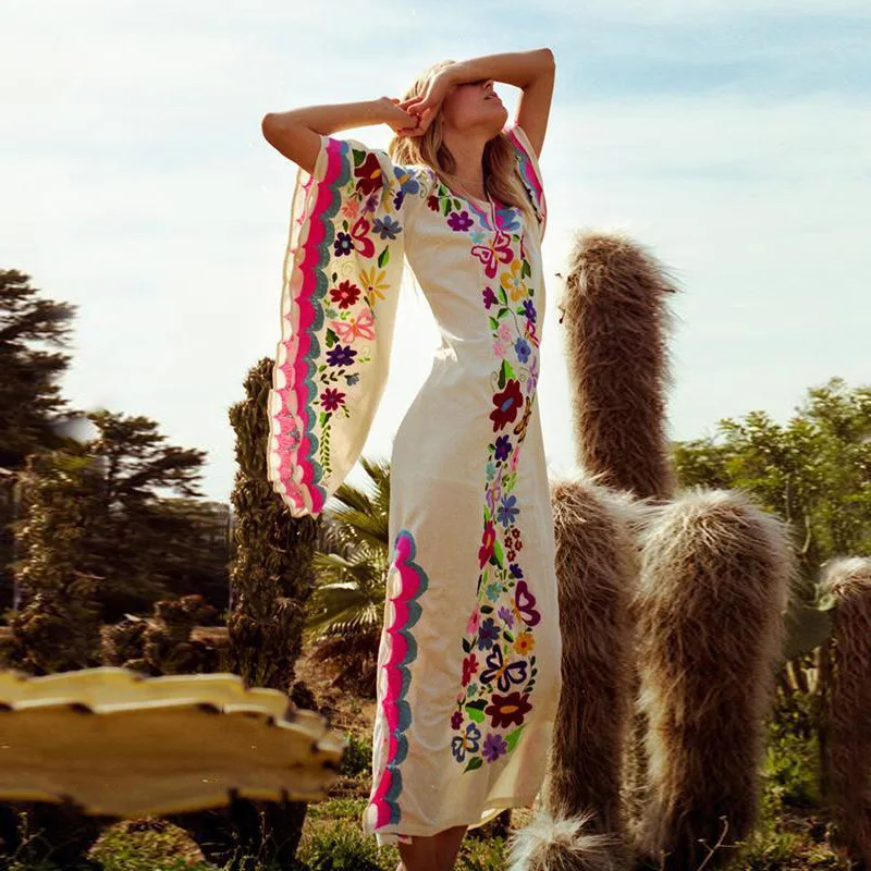 Летнее богемное платье с длинным рукавом в этническом стиле принтом белое