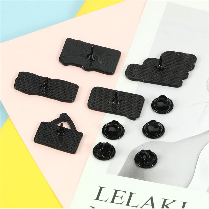 Мультяшный значок надписи не верьте друзьям металлическая эмалированная