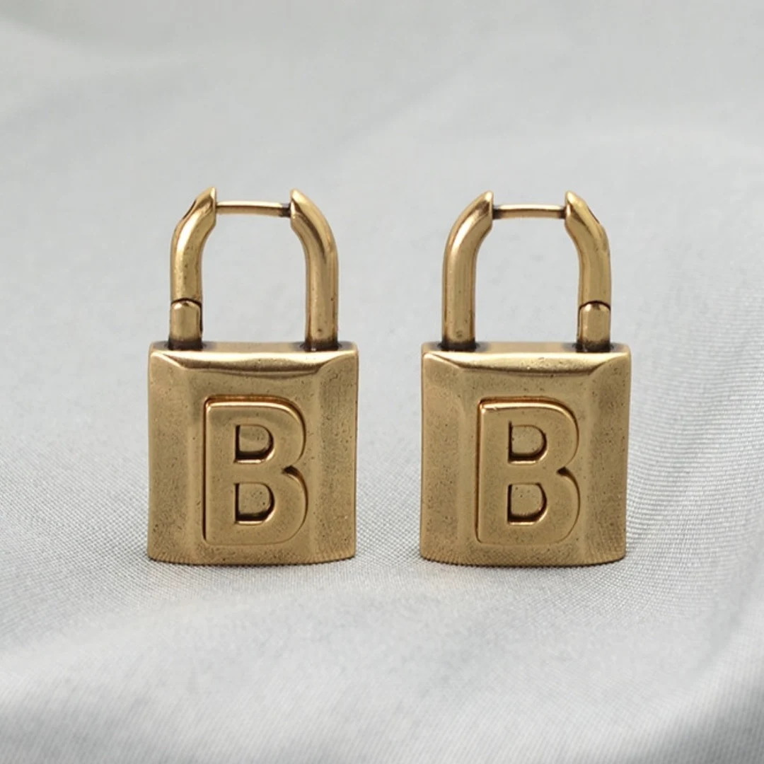 

Retro letter B lock earrings, high-quality brass material to create new personality exaggerated high-end metal earrings,