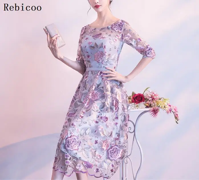 Женское кружевное платье с кристаллами белое винтажное бальное на шнуровке