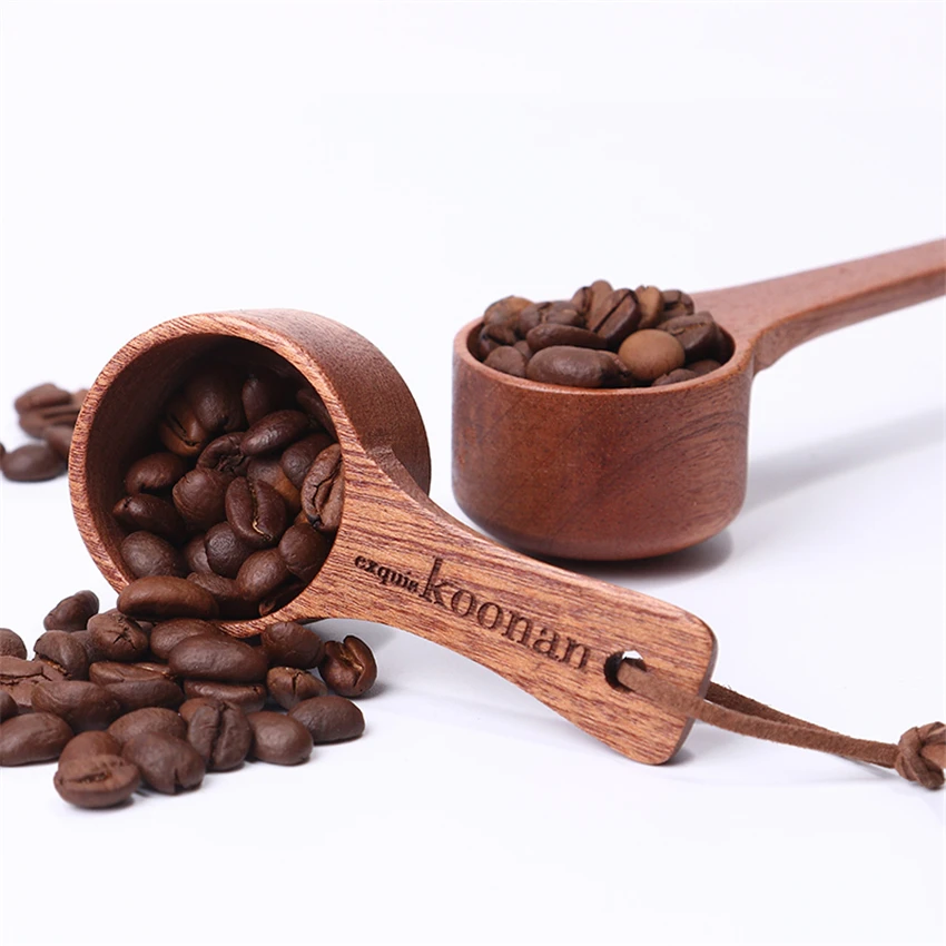 Деревянный поднос для чашки. Натюрморт бариста. Кофейный деревянный. Деревянная кружка кукса. Деревянные кофейные чашки.