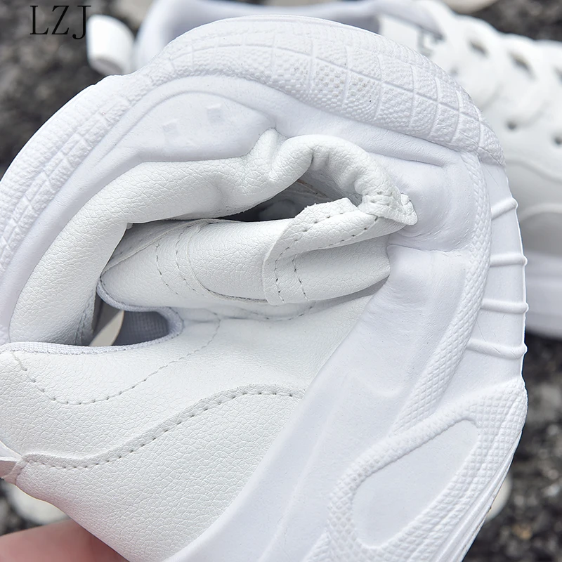 Женские кроссовки из ПУ кожи с сердечками на плоской подошве | Обувь