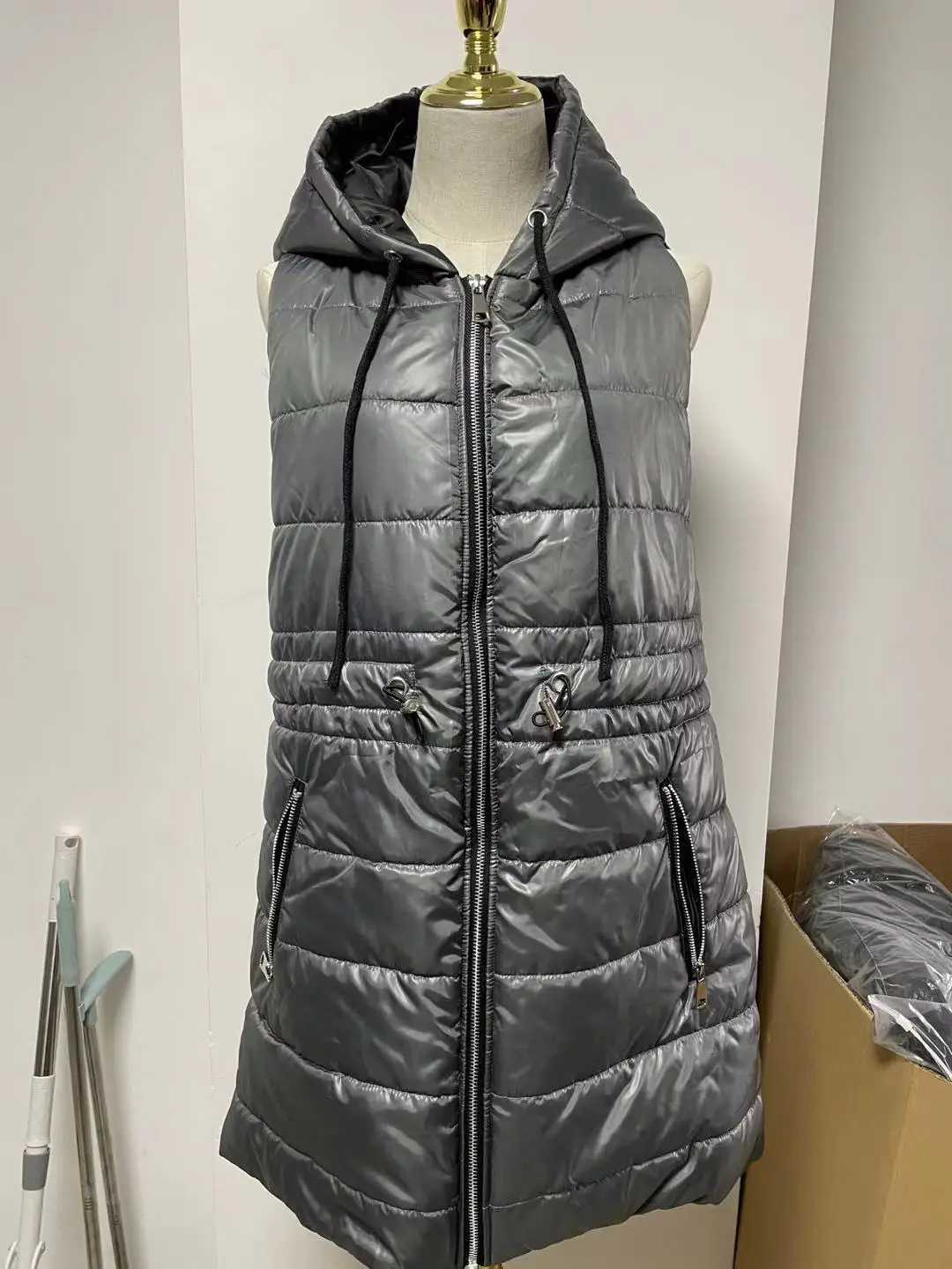 Зимняя женская блестящая длинная жилетка однотонная куртка на молнии с