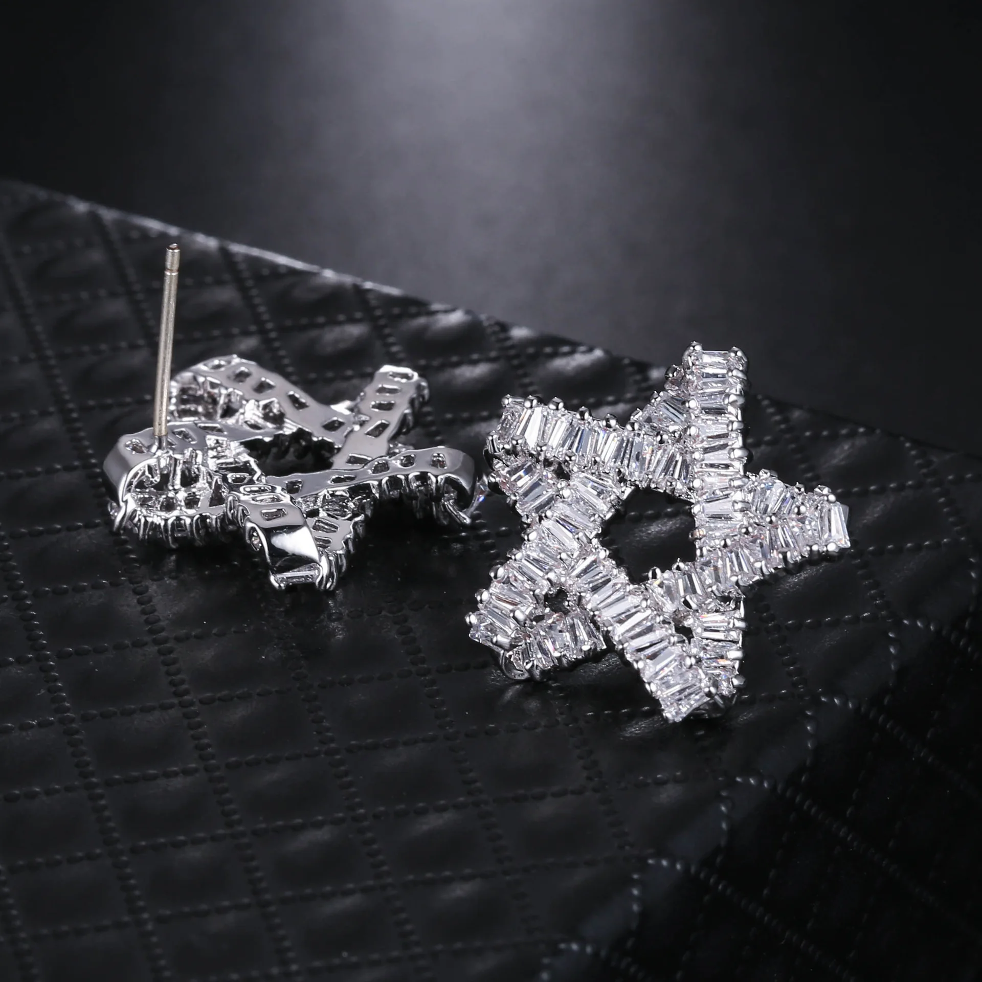 

Серьги из серебра 925 пробы с инкрустацией из фианита