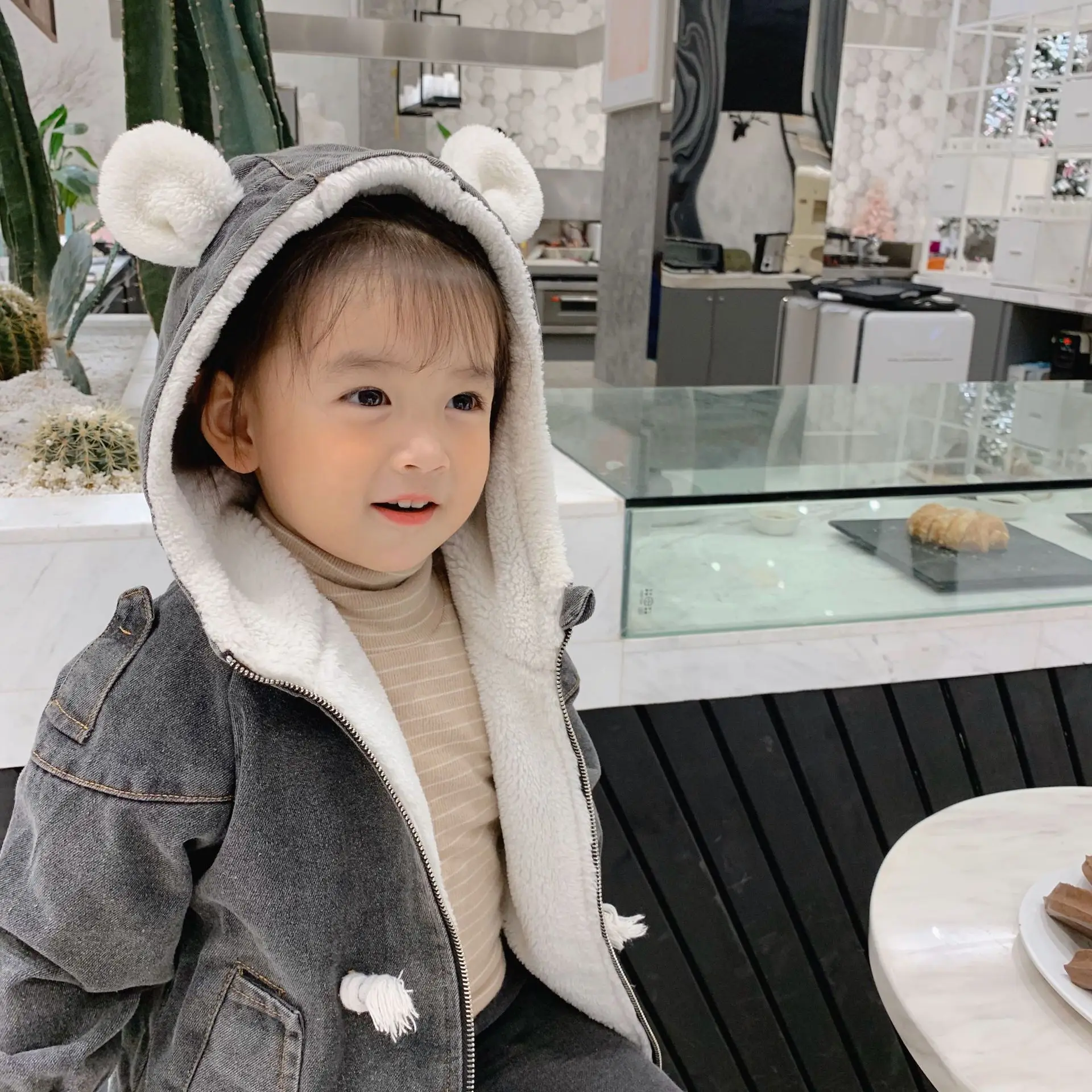 Зимняя новинка Модная Джинсовая куртка с капюшоном и мехом внутри для девочек