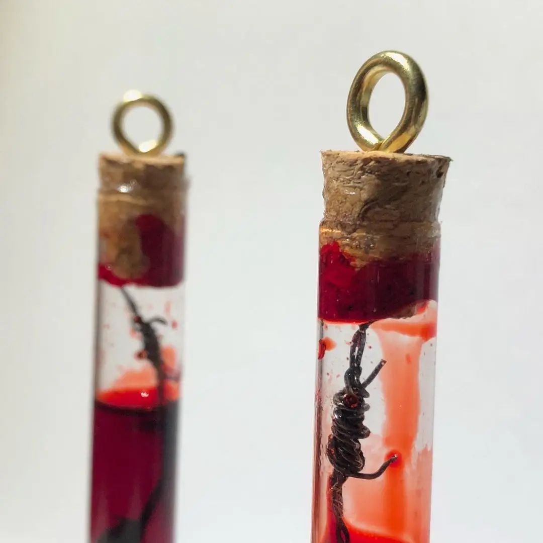 Серьги из колючей проволоки ручной работы с кровяным наполнением (LongTube)