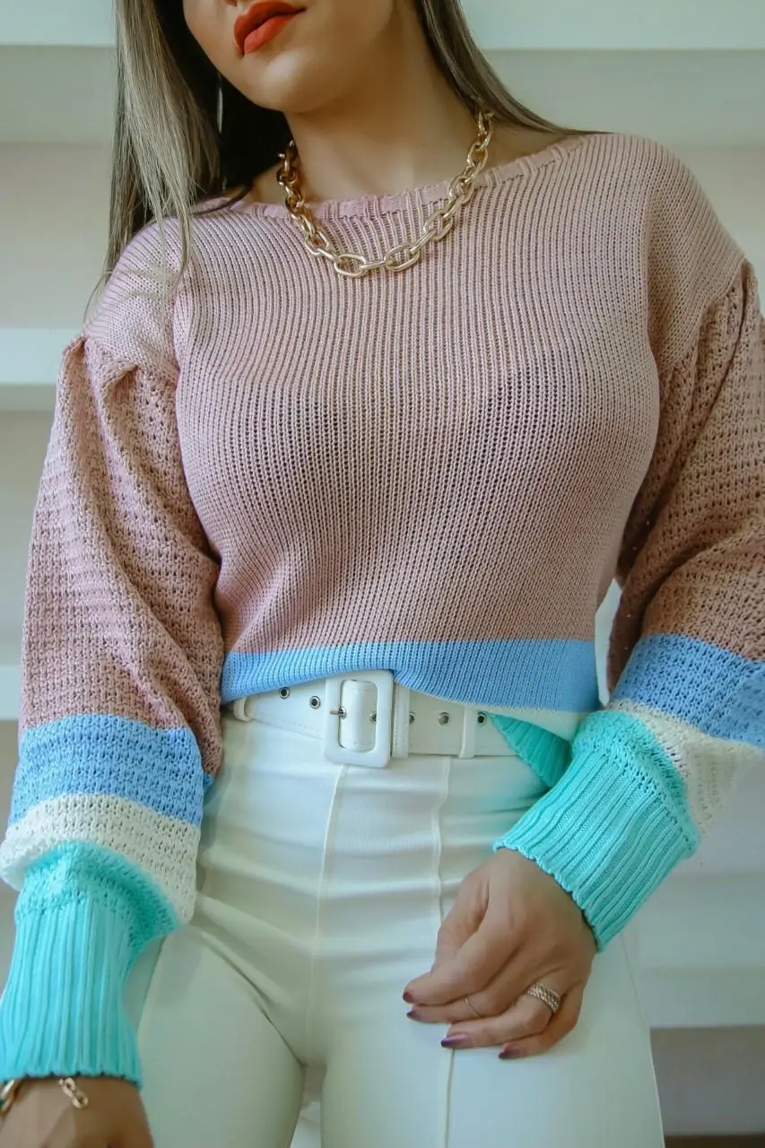 Женский свободный Трикотажный свитер с контрастными манжетами и расклешенными