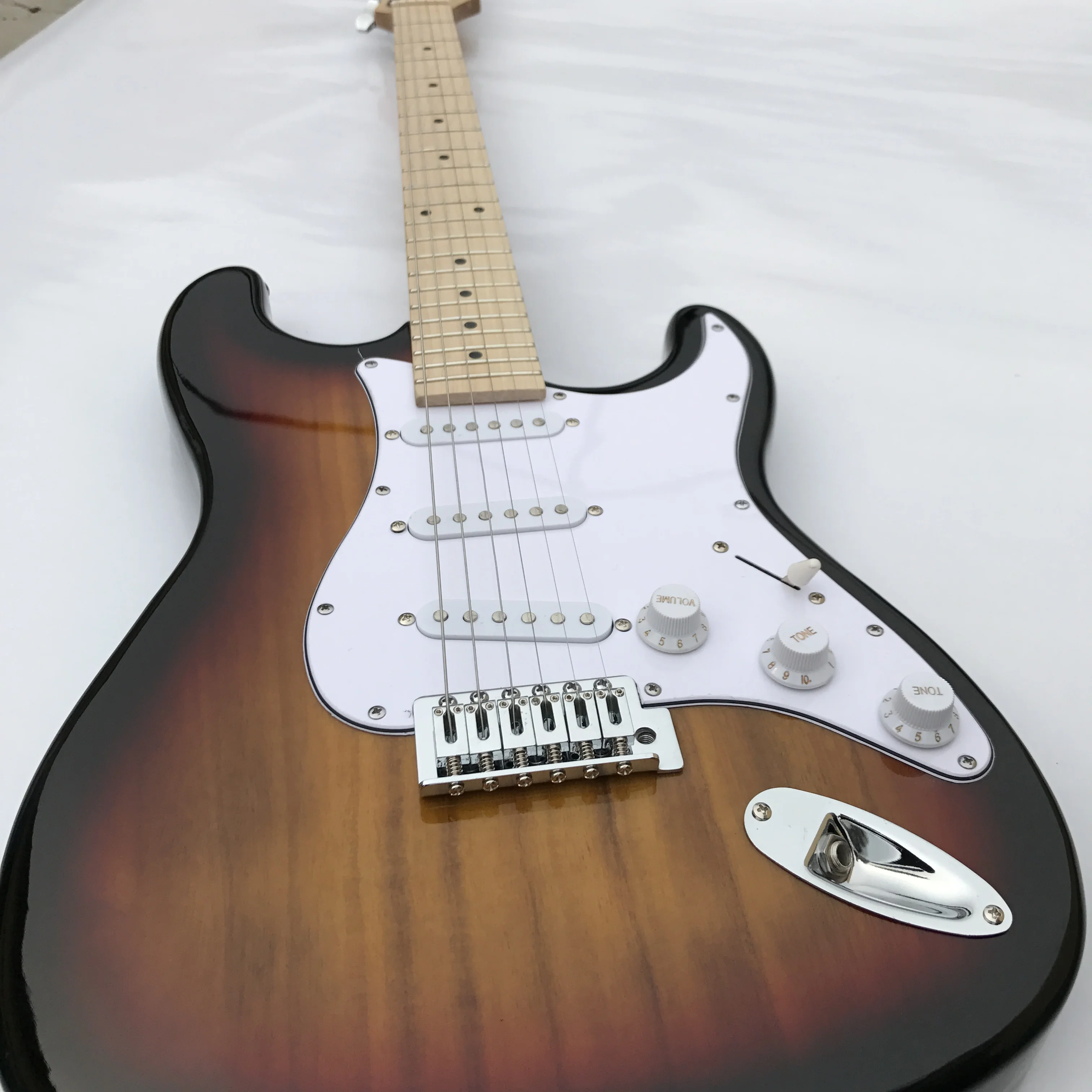 Классическая электрогитара paulownia body maple xylohone neck ST. Заводские магазины Принять настройку