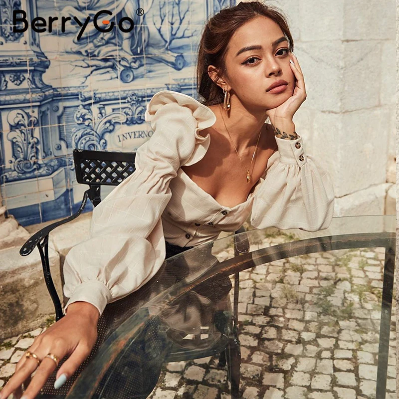 Женский укороченный топ с оборками BerryGo открытыми плечами и рукавами-фонариками