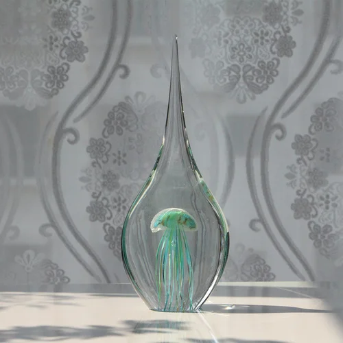 

Стеклянная капля воды