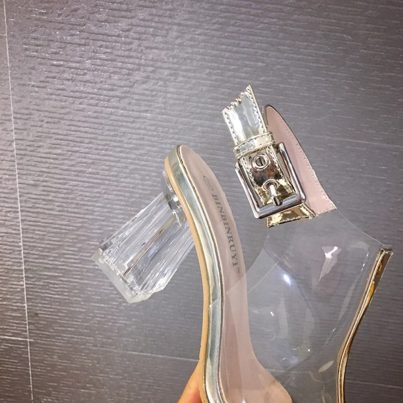 Комплект из женских туфель и золотые сандалии с не сужающийся к низу каблук