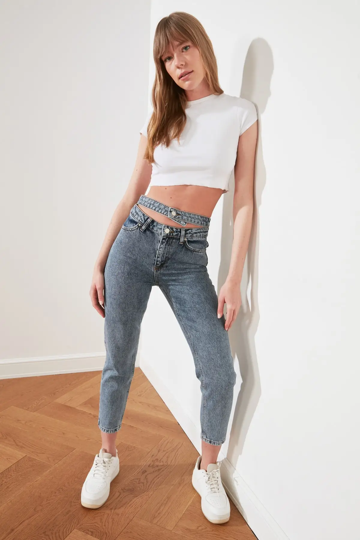 

Trendyol Cut Out Detail High Bel Mom Jeans TWOSS21JE0517