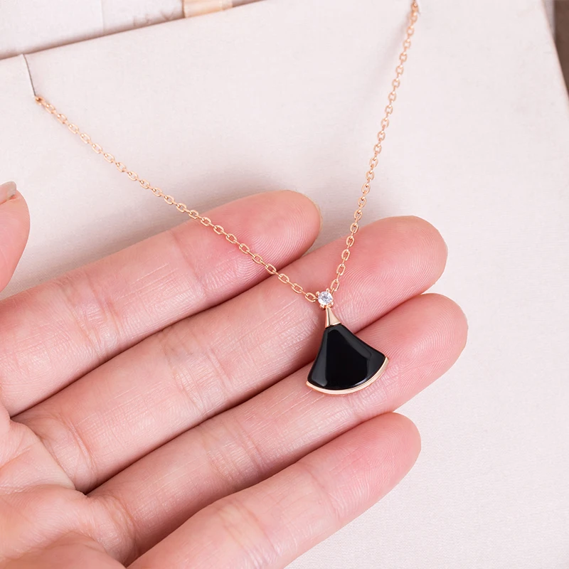 Ожерелье с маленькой юбкой подвеска в виде сердолика белая перламутровая