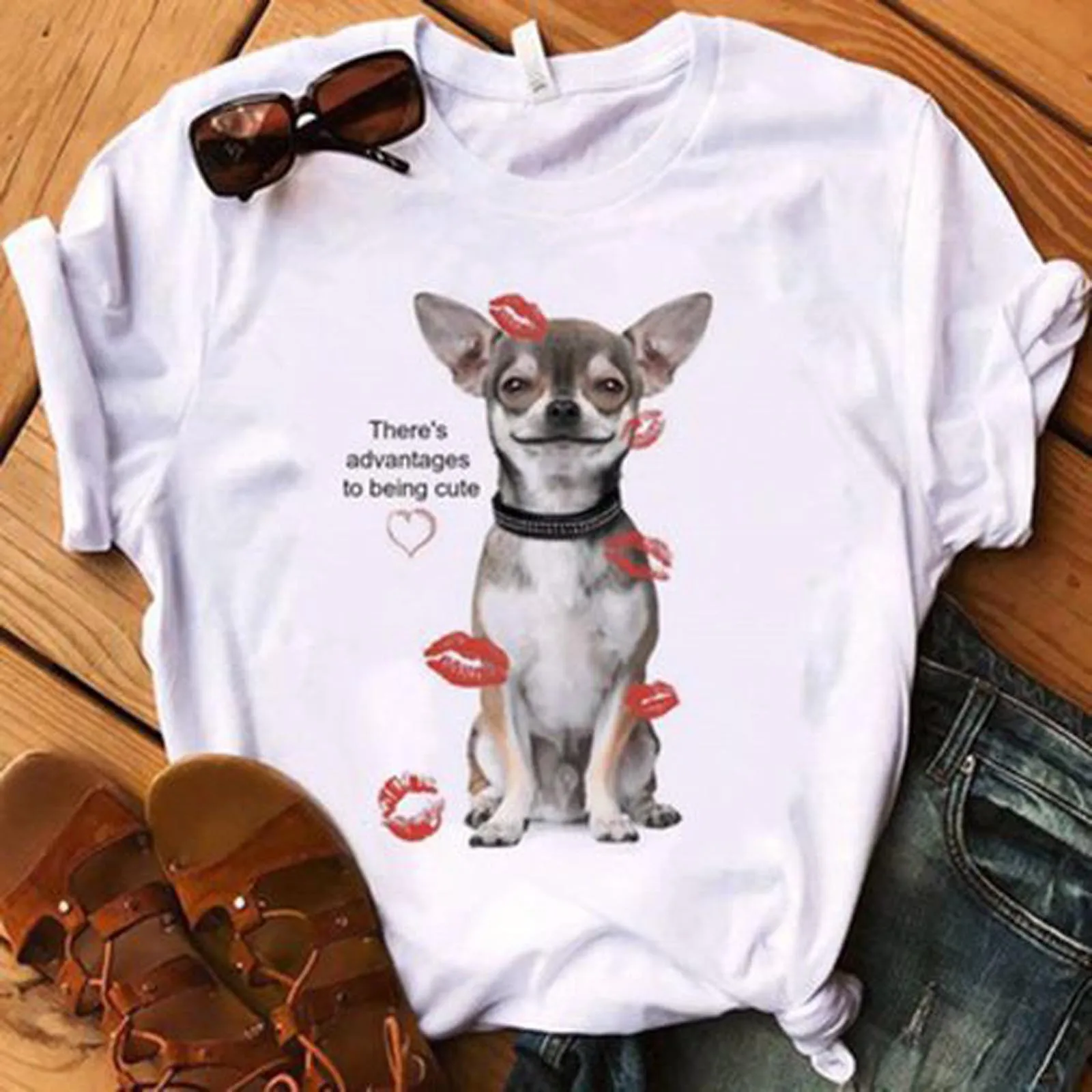 

Женская футболка с коротким рукавом, круглым вырезом и принтом собаки