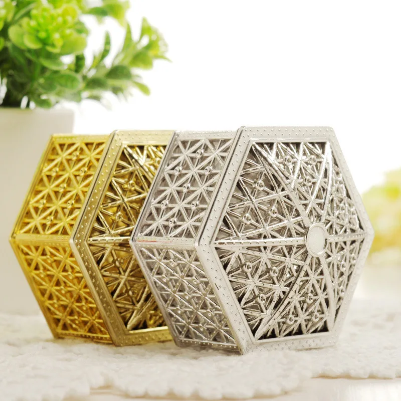 

1PC 6-7cm Mini Plastic Hollow Gold Foil Candys Box Wedding Marriage Gift Treat Box Party Event Supply Jewelry Gift Packing Case