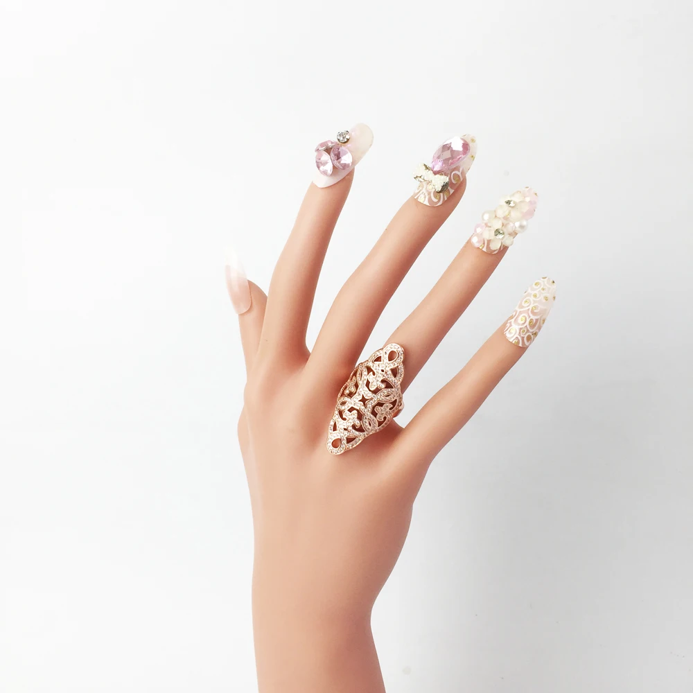 Кольцо коктейльное цвета розового золота с арабическим цирконием модное кольцо