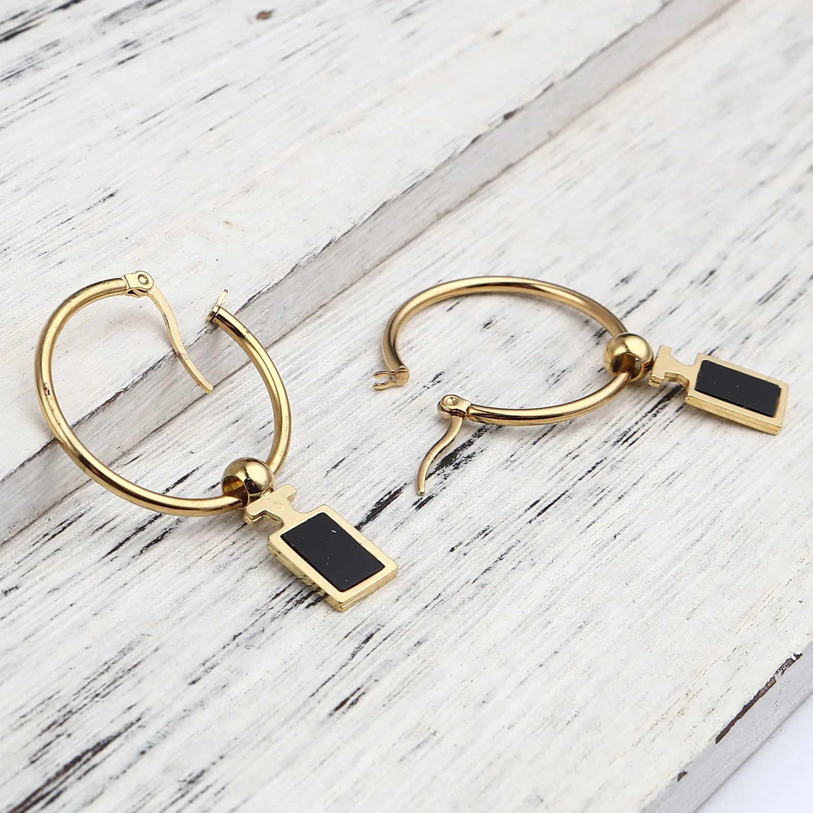 Серьги-кольца из нержавеющей стали и акрила золотистые черные флаконы для духов