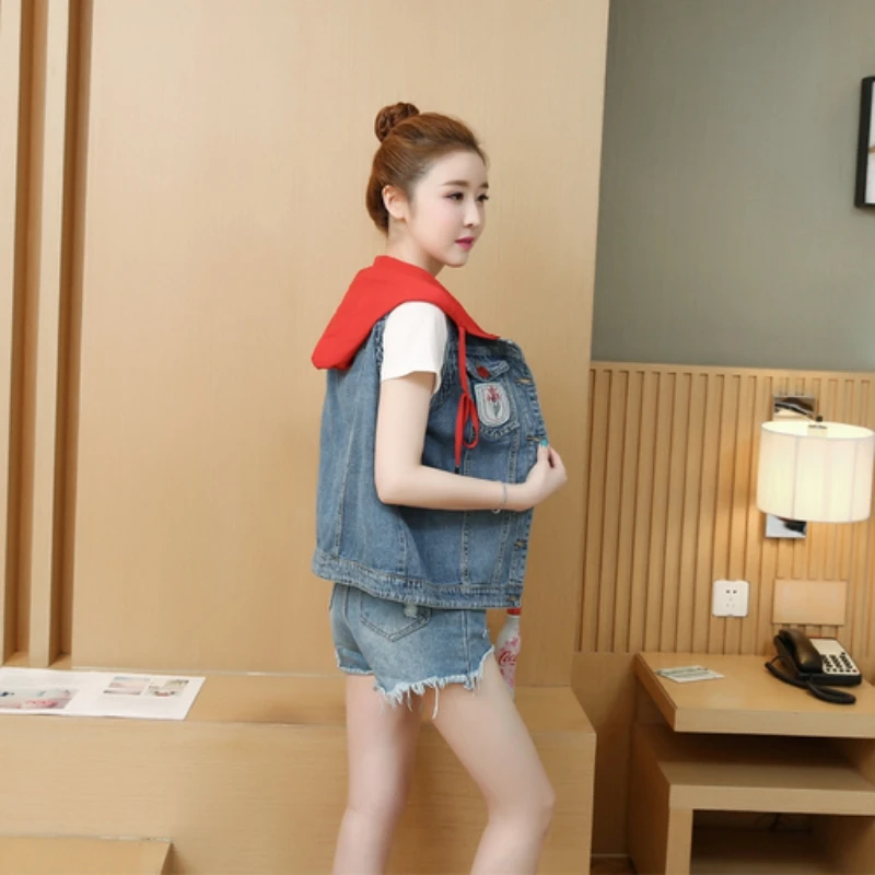 Женский жилет однобортный джинсовый без рукавов с капюшоном винтажный короткий