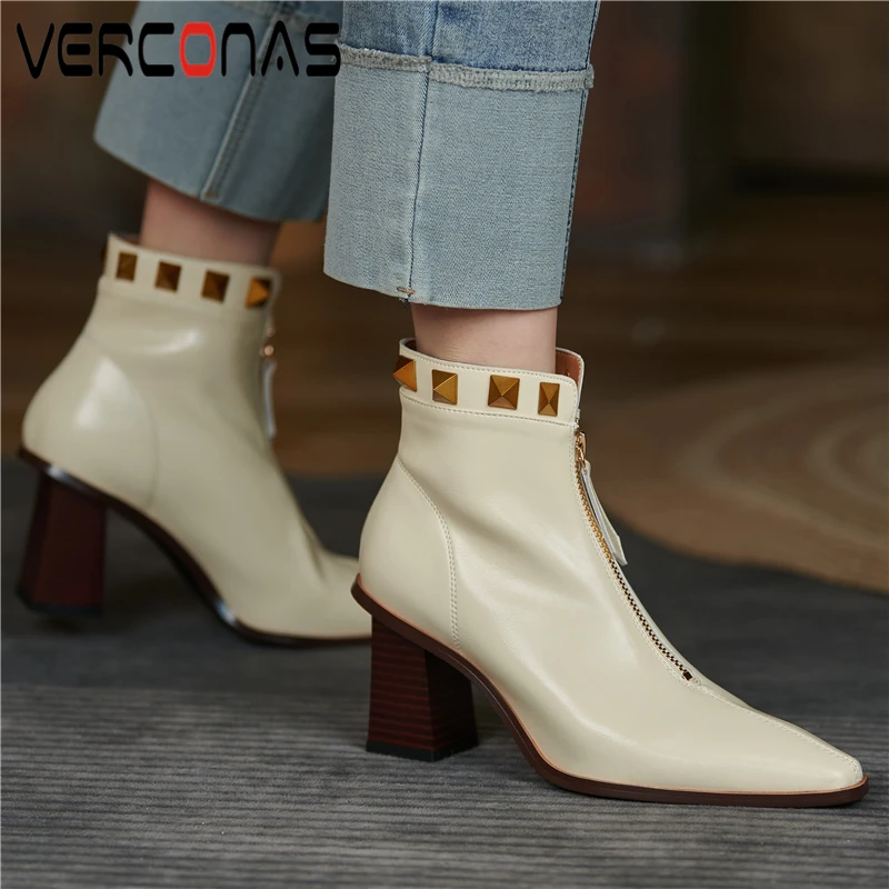 

Женские ботильоны на молнии спереди VERCONAS, черные ботинки из натуральной кожи с заклепками, обувь на высоком каблуке для офиса на осень-зиму ...