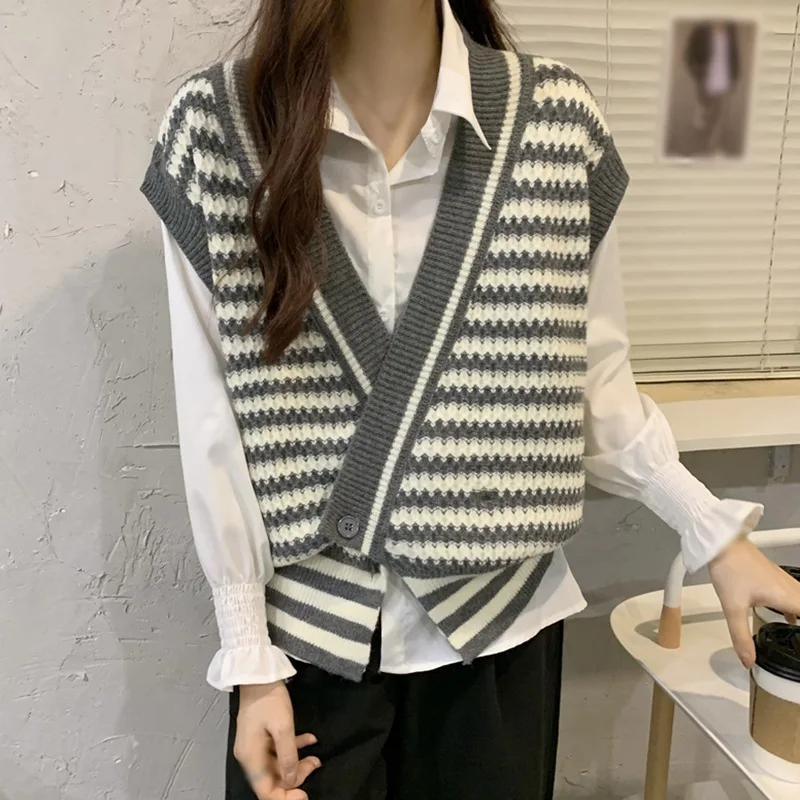 

Женский полосатый жилет с V-образным вырезом