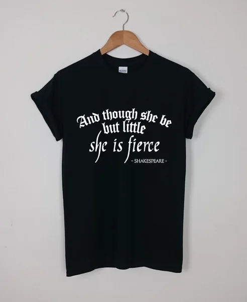 

Женская футболка из чистого хлопка, с надписью «SHE BE BUT LITTLE SHE IS FIERCE»