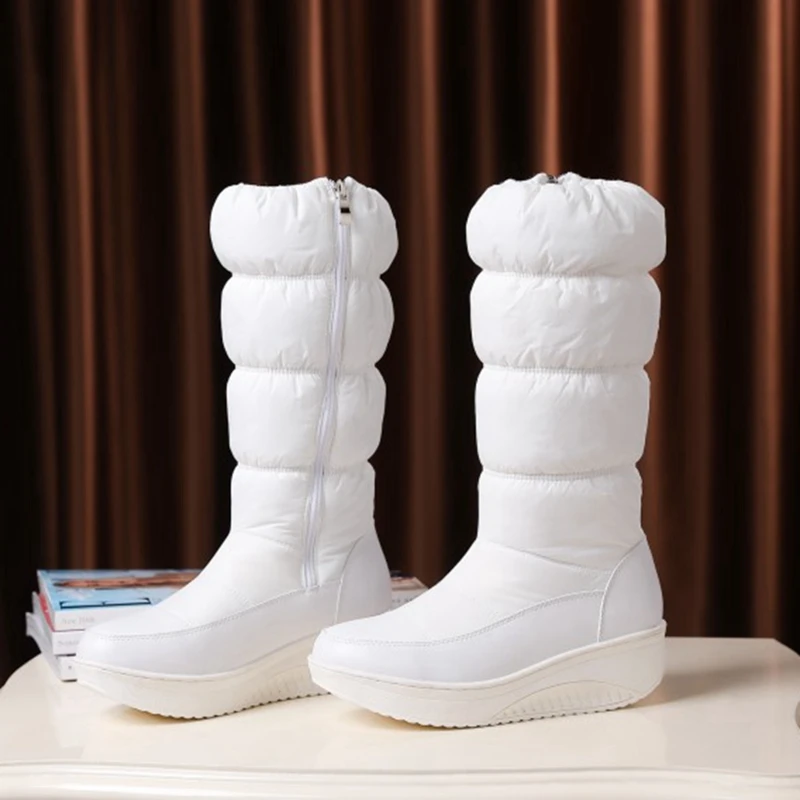 REAVE CAT/Большие размеры 35-44, новые зимние сапоги женские теплые водонепроницаемые сапоги на хлопковом пуху сапоги до середины икры на меху на платформе цвет черный, белый, синий - Цвет: Beige