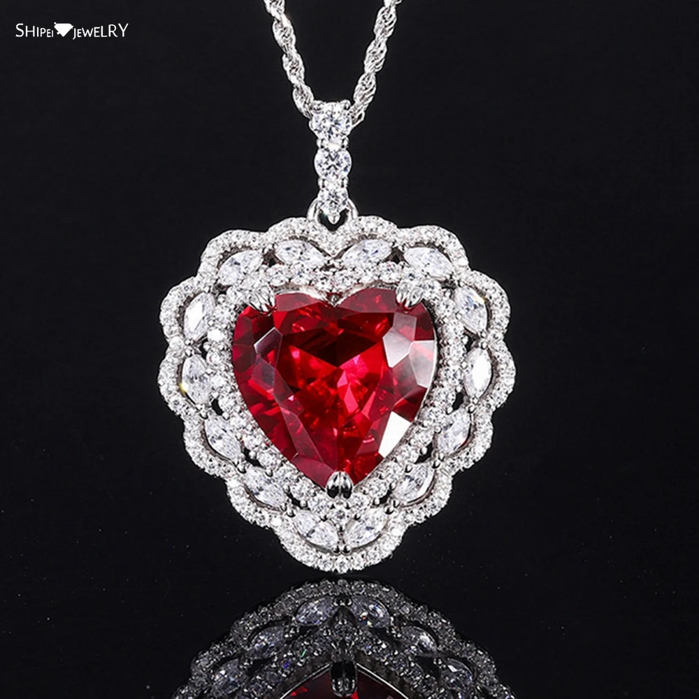 

Shipei Luxury 925 Sterling Silver Heart Cut 15*15 MM Ruby Created Moissanite Gemstone Pendant Necklace For Women Fine Jewelry