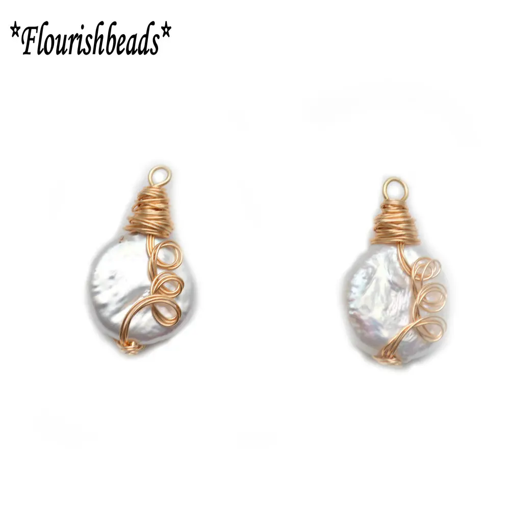 Кулон из медной проволоки золотого цвета в форме капли с натуральным жемчугом