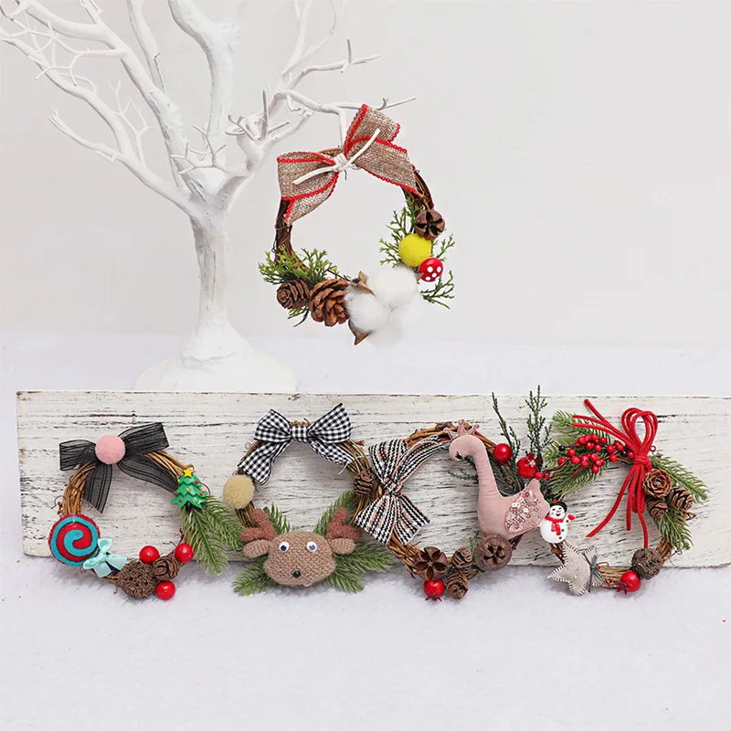 Рождественский венок маленький праздничный из ротанга с симпатичной плюшевой