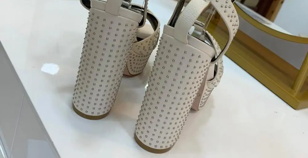 Женские босоножки из натуральной коровьей кожи украшенные стразами на не