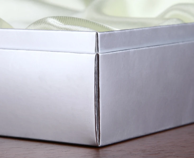 Цветная картонная коробка Pantone на заказ с роскошным бархатным мешочком