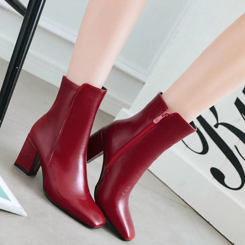 Зимние женские короткие ботинки черные красные белые 7 см на толстом каблуке