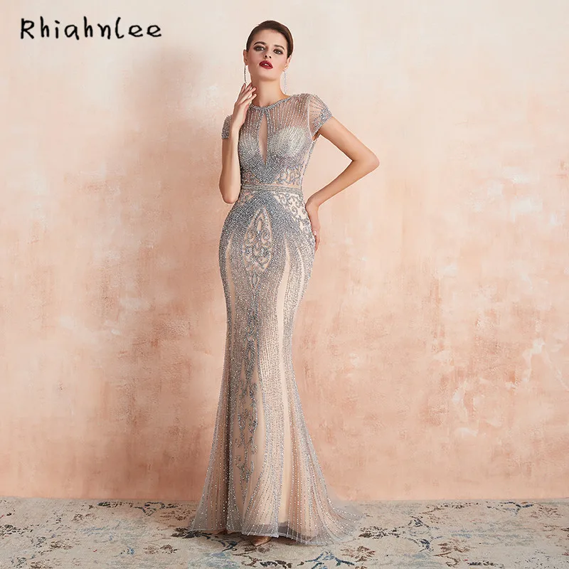 Женское вечернее платье украшенное стразами с вырезом на шее | Свадьбы и