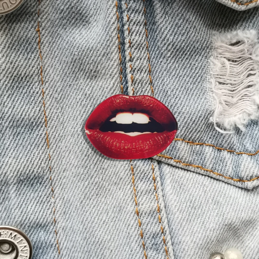

Girl's Favors Lips Fashion Brooch Pins Collections Cartoon Acrylic Brooches For Women Hat Shirt Jewelry Badges Gift Scarf Buckle