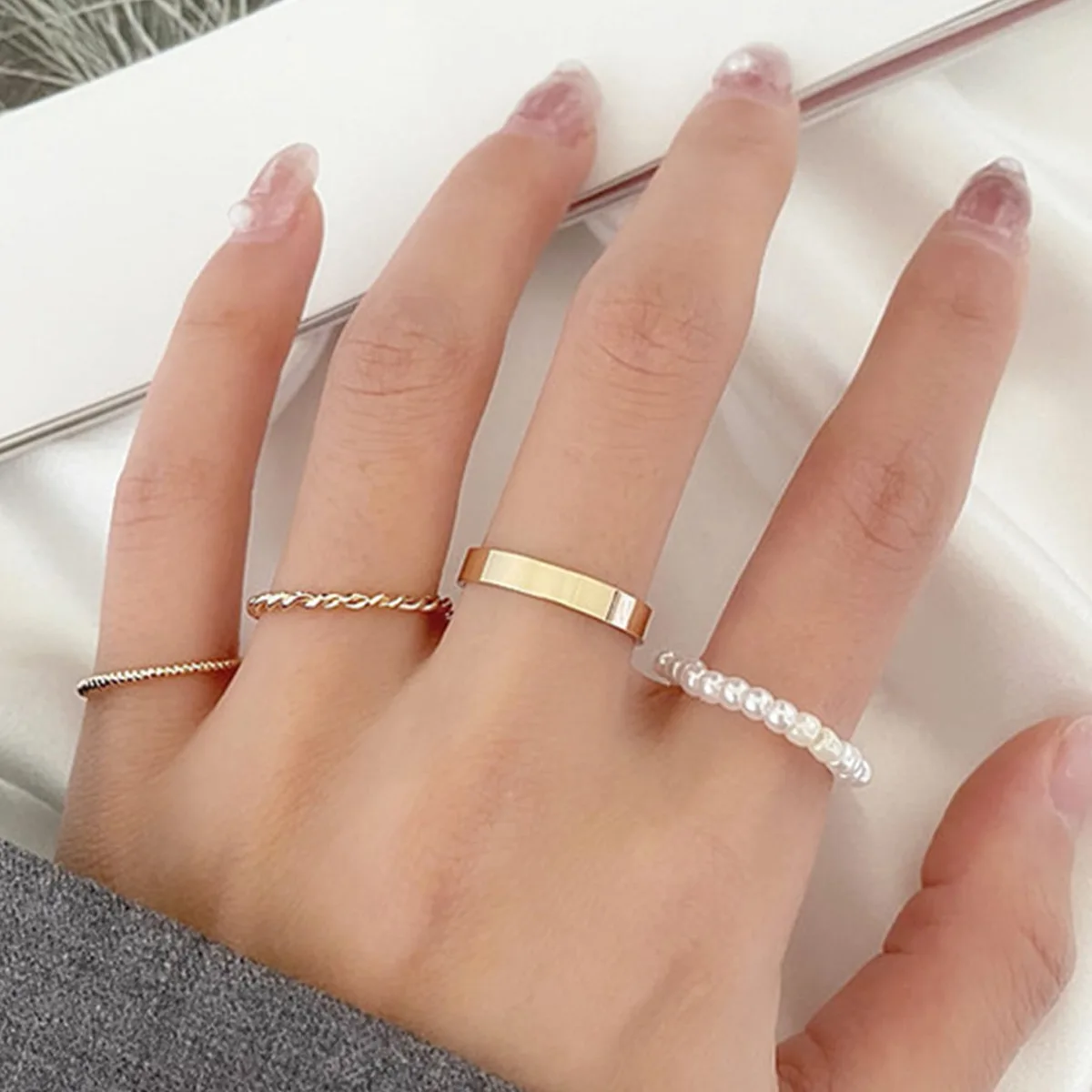 

4Pcs/Set Koren Style Elegant Pearl Rings for Women 2021 Trend Personality Geometric Finger Rings Set Fashion Wedding Jewelry
