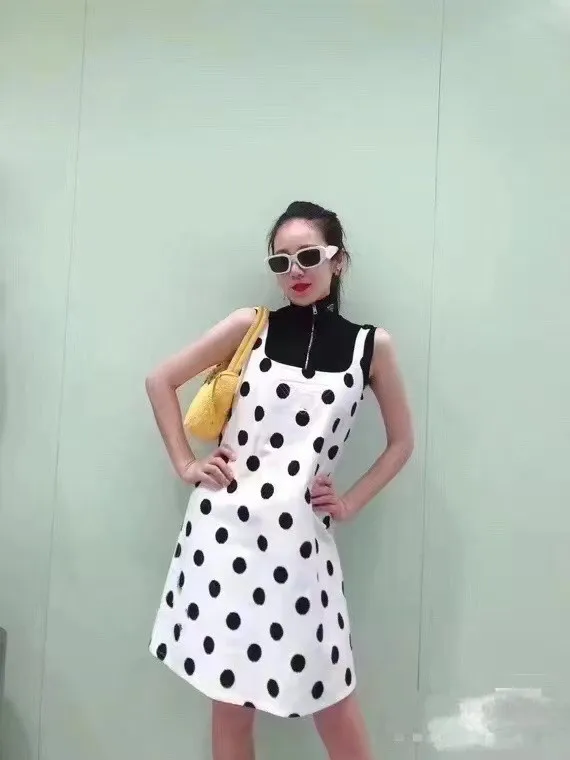 

2021 Summer new wave dot vest skirt light denim fabric is crisp, wave dot printing is very easy to wear