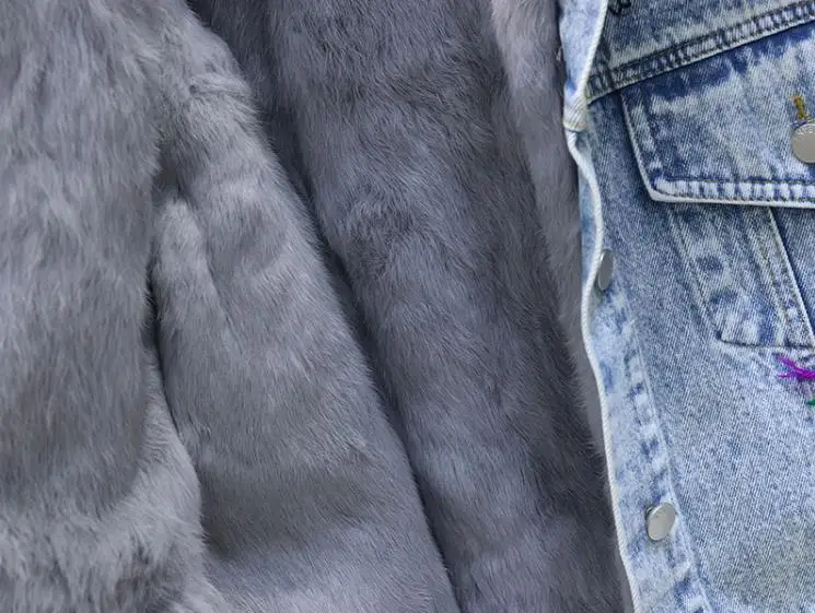 Женская зимняя джинсовая куртка с меховым воротником и подкладкой из