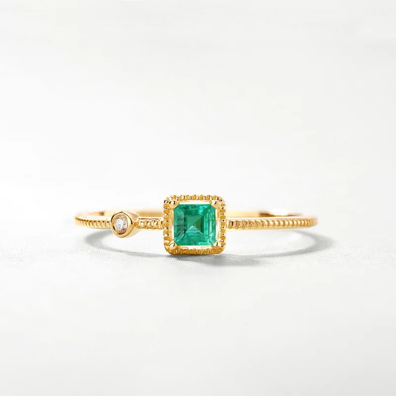 Роскошные кольца из чистого розового золота 14 к с натуральным изумрудом для