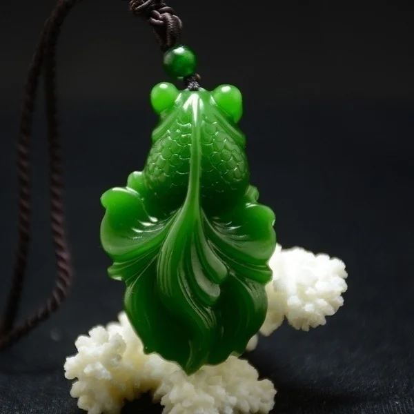 Ожерелье из натурального зеленого камня с подвеской в виде золотой рыбки |