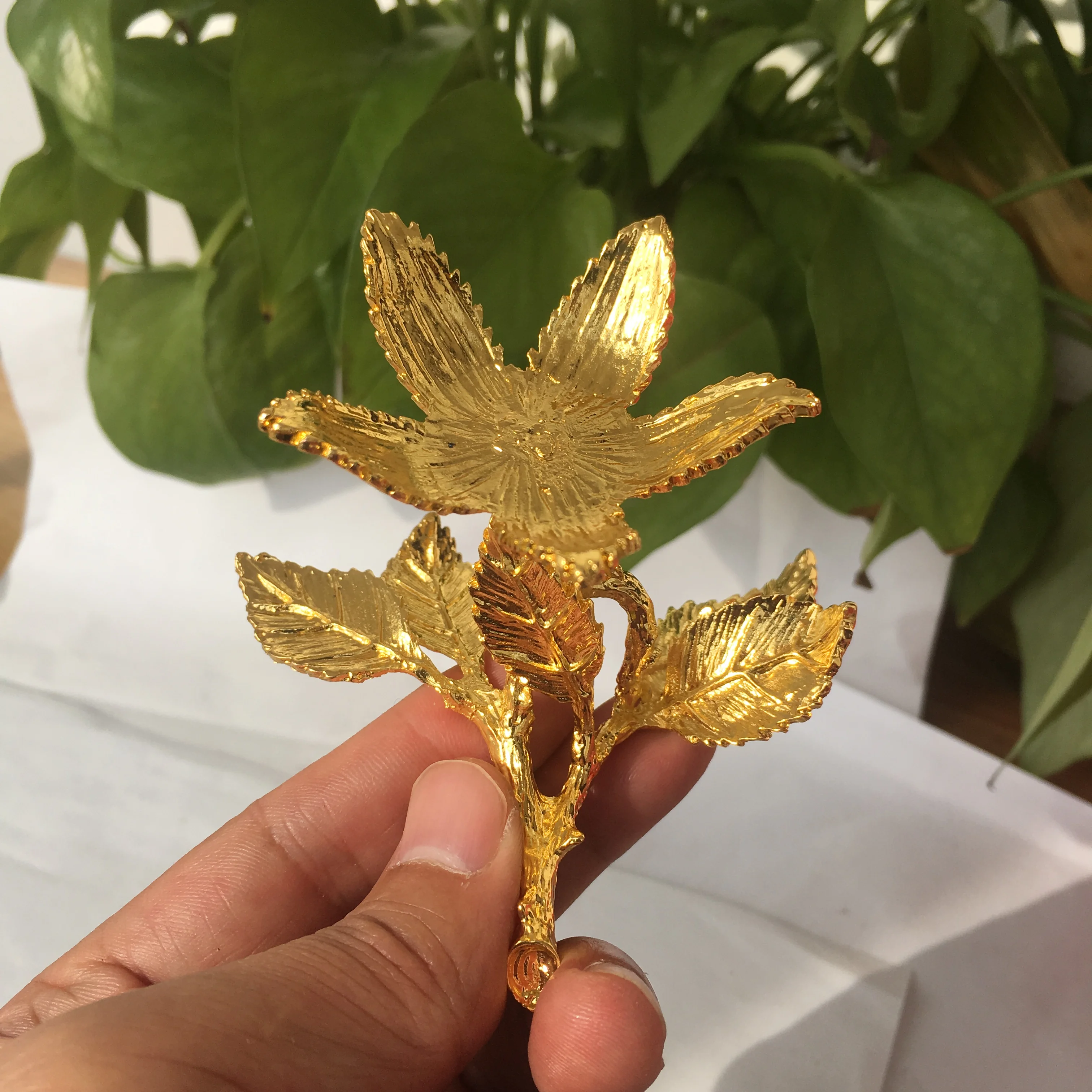 

1pc Yellow metal Lotus base crystal Ball bracket Crystal Ball display base, table, bracket, home decor party gifts paperweight