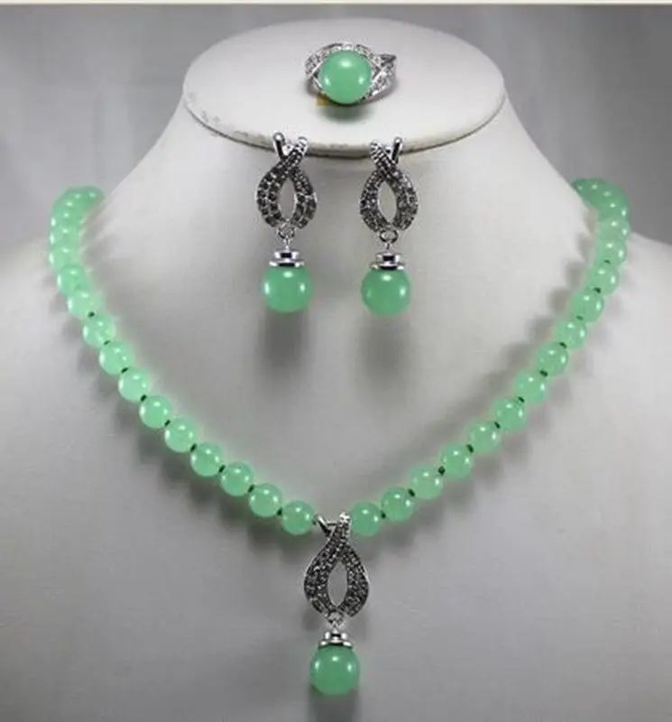 

Женский ювелирный комплект из колье, серёг и кольца