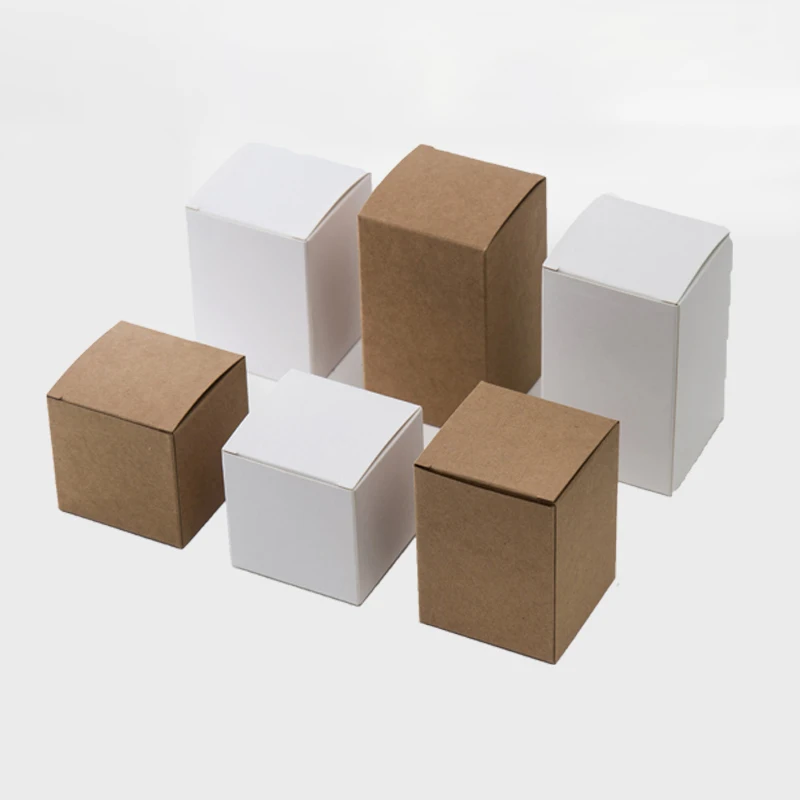 Белая коробка из крафт-бумаги для подарка косметических свечей кремов бутылок