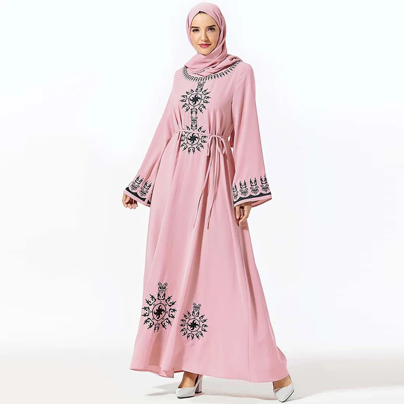 Женское платье с вышивкой и поясом длинное винтажным рисунком в стиле Саудовской