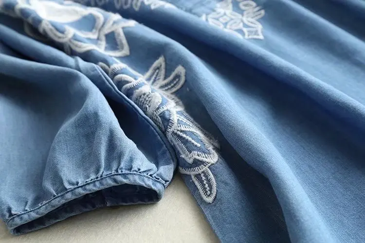 Летнее джинсовое платье с вышивкой женское светло-голубое круглым вырезом и