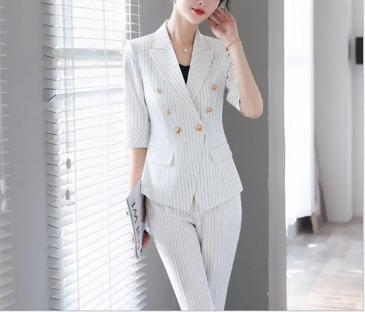 Модный женский костюм с двойным набивным рисунком полурукавами и надрезом