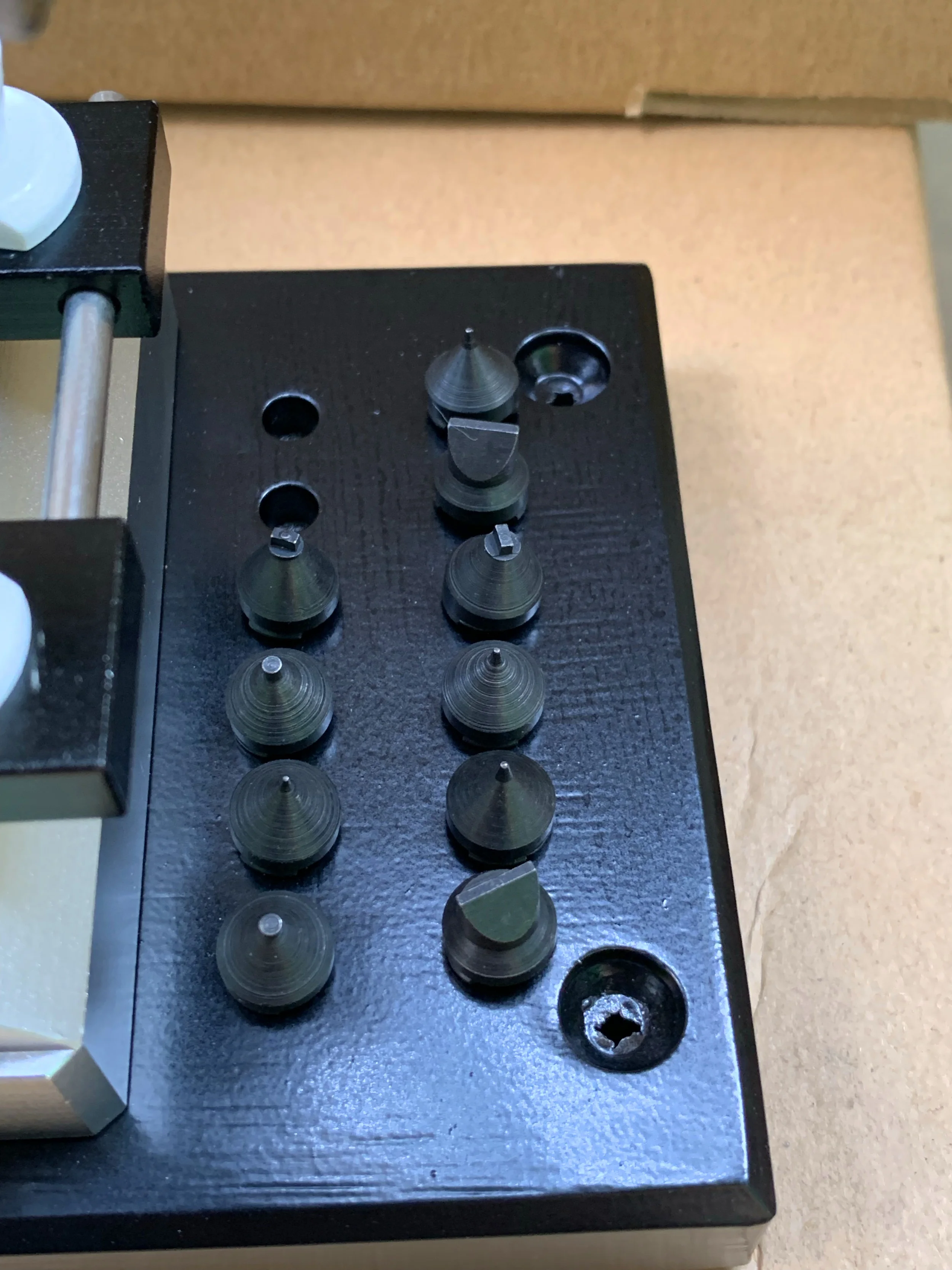 5700 устройство для открывания и закрытия корпуса часов | Наручные часы