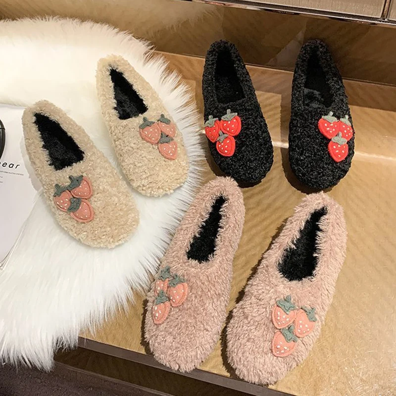 

Зимняя женская повседневная обувь, меховая теплая Милая домашняя обувь с клубничкой на плоской подошве для отпуска, удобная женская обувь б...