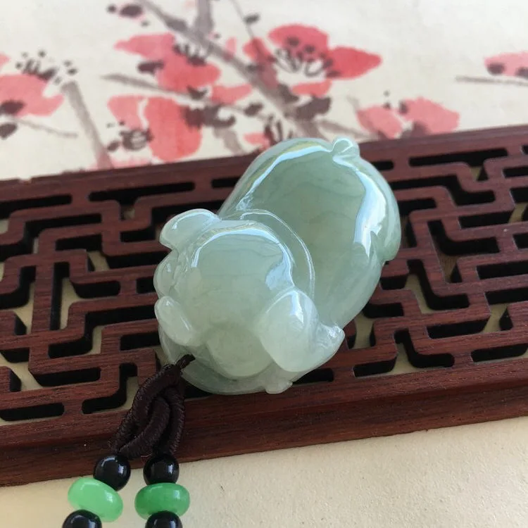 Ожерелье с подвеской из натурального изумруда и нефрита со знаками Зодиака