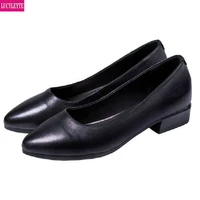 the soft bottom of the leather shoes comfortable black shoes women low heel and the working shoes women