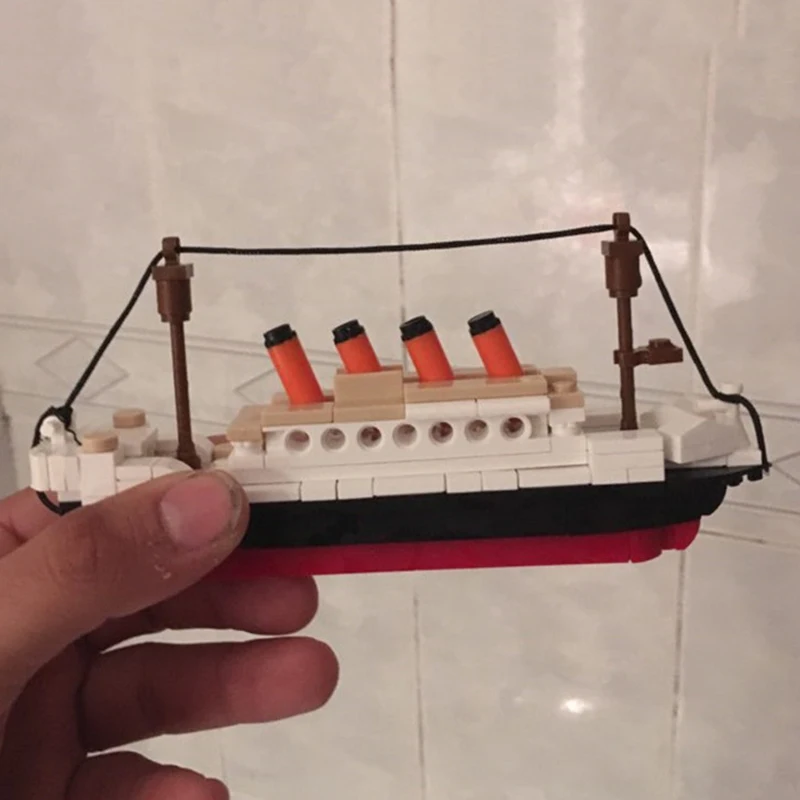 

194pcs Mini Building Blocks Titanic Cruise Ship 3D Ship Model Toy Bricks DIY Ship Assembled Building Blocks Children's Toy Gifts
